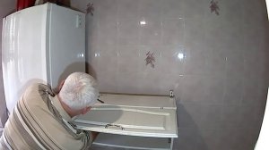 Навесной шкаф кухни передвигаем до 10 см без сверления стены. Отверстия в шкафу.