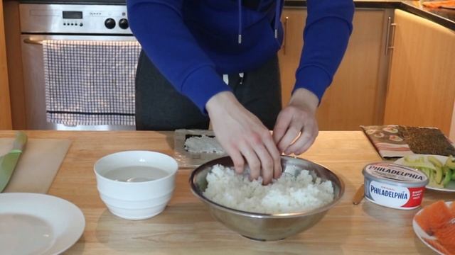 How To Make Sushi - Philadelphia Roll / Как приготовить Суши - Ролл Филадельфия