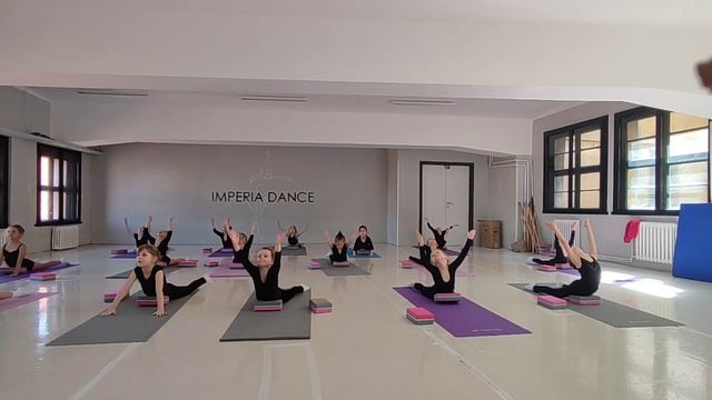 Урок для пантер номер 5. Разминка, упражнения на гибкость, репетиция танцев смотреть онлайн