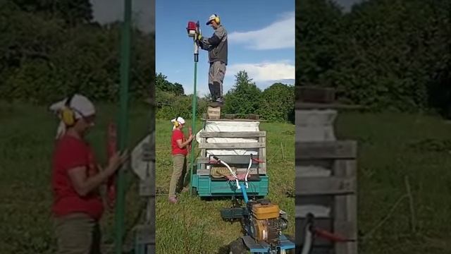 Забивание столбов для виноградника. Копер бензиновый.