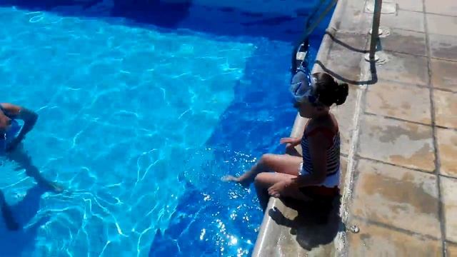 Купаемся в бассейне. Как научиться плавать под водой смотреть онлайн