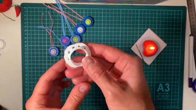 Мастер-класс для мам "Развивашка из крышечек" Тренажер мелкой моторики для малышей. Шьем легко! смотреть онлайн