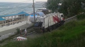 Мусоровоз забирает мусор