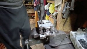 замена напр втулок клапанов, прирезка фасок, притирка клапанов и гильз к головкам Д-21(часть 2).