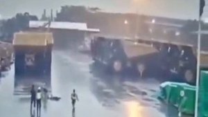 Молния ударила прямо в человека