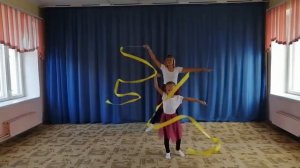 Мама и дочка танец с лентами