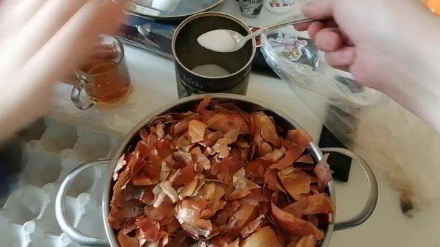 Красим яйца на пасху/Как покрасить яйца с помощью шелухи смотреть онлайн