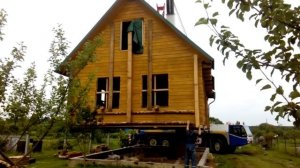 Перенос дома подъемным краном