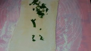 Булочки из слоеного дрожжевого теста с адыгейским сыром. Готовятся быстро а съедаются еще быстрее!!