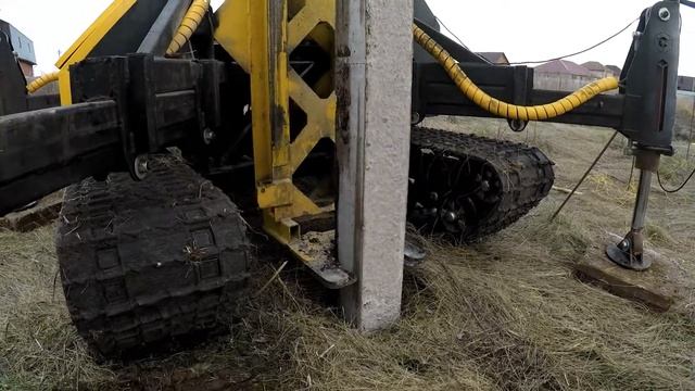 Процесс вдавливания сваи установкой Стройматик смотреть онлайн
