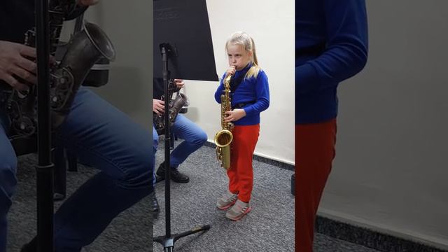 Люша играет на саксофоне (2) смотреть онлайн