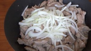 Бефстроганов из свинины со сливками