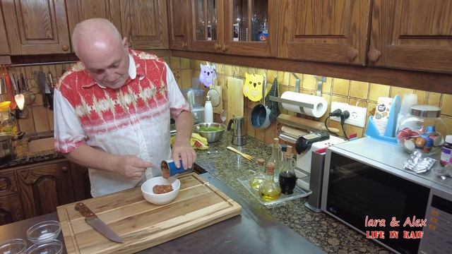 Простой щавелевый борщ с тушенкой , воспоминание о детстве.  Green borscht with stew.
