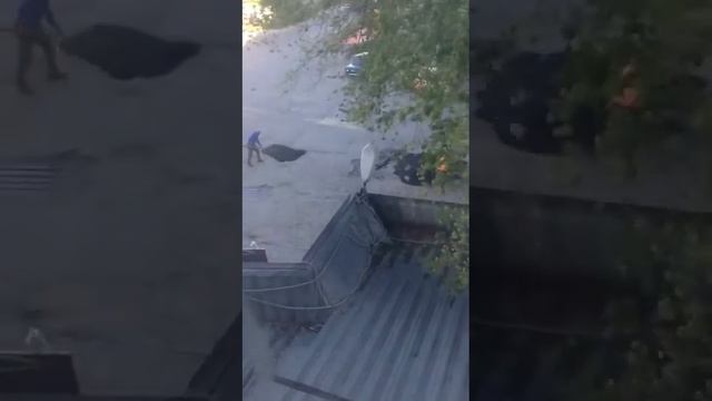 Вот так в Минеральных Водах ложат асфальт.Без смолы просто засыпали и всё... смотреть онлайн