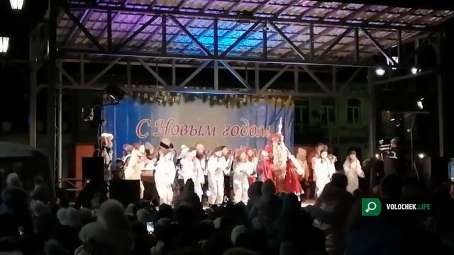 Дедушка Мороз из Великого Устюга зажёг праздничные огни на Главной Ёлочке Вышнего Волочка. Видео смотреть онлайн