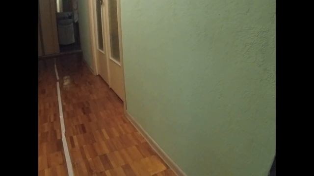 Ремонт квартиры своими пуками. Покрасить полы лаком. Раритетная полочка. смотреть онлайн