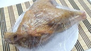 Петух, запеченный в духовке в рукаве