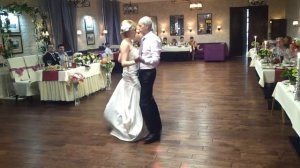 Милый и простой танец отца с невестой.