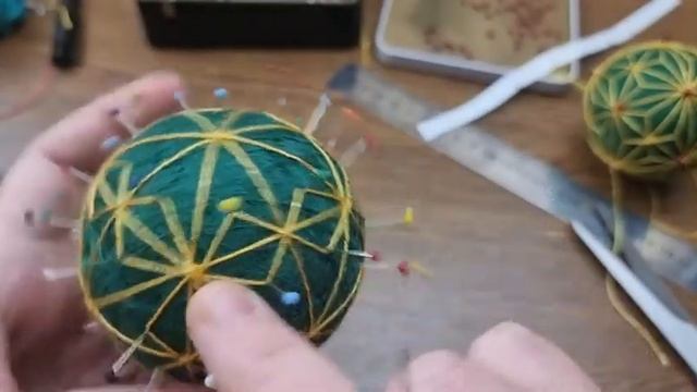 мастеркласс шарик Темари с узором Аса но ха в рождественском стиле