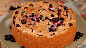 Контраст кислинки и сладости.
ПЕСОЧНЫЙ ПИРОГ СО СМОРОДИНОЙ И БЕЗЕ