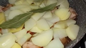 Жаренная грудинка с картошкой