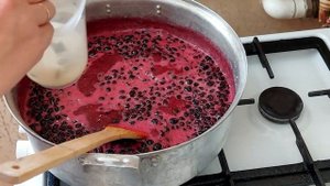 Конфитюр из черной смородины на зиму за 20 минут