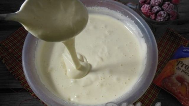Шарлотка с замороженными ягодами