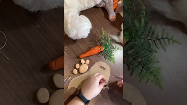 Как оформить лапки игрушке из меха.