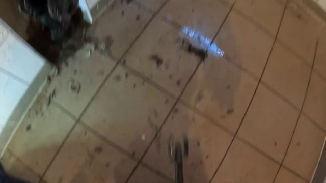 Прочистка главной трубы в многоэтажки механ машинкой #устранениязасора #прочисткаканализации #стояк смотреть онлайн