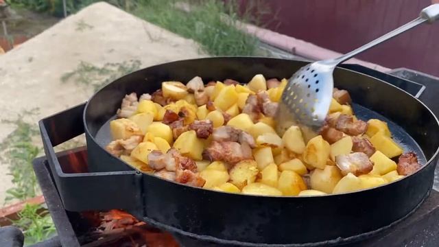Легендарное БЛЮДО / ЖАРЕНАЯ КАРТОШКА С САЛОМ на САДЖЕ !!