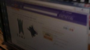 Слим привинчивает  роутер к монитору