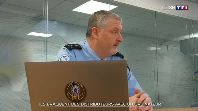 Avec un simple ordinateur portable, ils font sortir des billets comme par magie