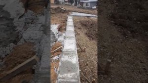 Косяк после заливки бетона в опалубку обязательно нужно укрыть плёнкой