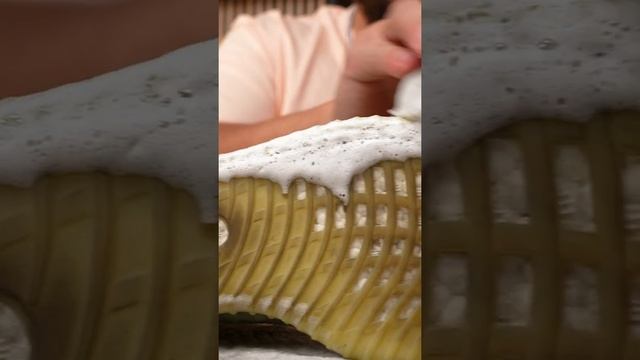 The Best Way to Clean Yeezy 350's смотреть онлайн