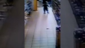 Мальчик обосрался в магазине и за это его посадили
