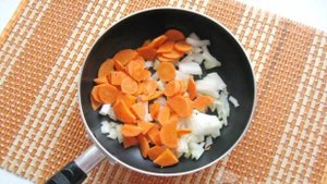 Щи с квашеной капустой и копченой колбасой