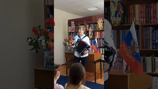 По России я иду,с музыкой весёлой смотреть онлайн