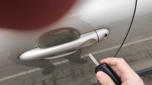 Как закрыть Lada Xray Cross с работающим двигателем. Способ 3