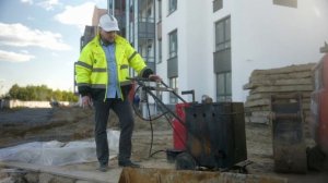 Ручной заливщик швов на стройке | Заливщик швов битумом на стройке | НЕРУДГОРСТРОЙ