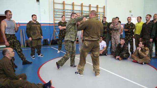 Наработка навыков на примере защиты от бокового удара рукой смотреть онлайн