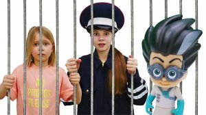 Герои в масках ловят преступника! Кто украл деньги? Видео для девочек про игрушки и профессии