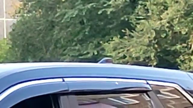 ...и вот без страховки по краю идёт...Как вы думаете что они делают на крыше? смотреть онлайн