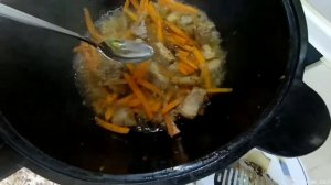 Плов в казане на газовой плите