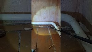Демонтаж старого деревянного плинтуса.