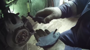 Замена передних тормозных колодок на Тойоте Авенсис