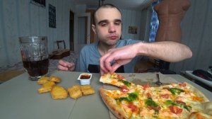 МУКБАНГ ПИЦЦА С ЛОСОСЕМ / БУРГЕР / НАГГЕТСЫ / СОУС БАРБЕКЮ / ОБЖОР / EATING / ASMR / АСМР #946