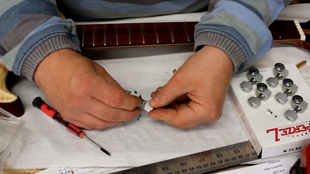 Easily CHANGE Sperzel Tuners from Left to Right Handed and Back! смотреть онлайн