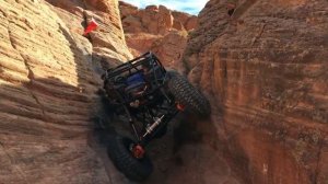 Захватывающий подъем багги на скалу