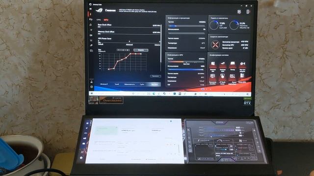 Человек за ноутбуком настраивает подключение к майнинг-пулу, интерфейс с графиками