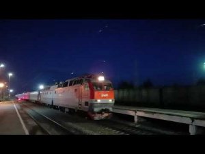 Электровоз ЧС7 прибывает с поездом #148 "Москва-Кострома". Станция Ростов Ярославский